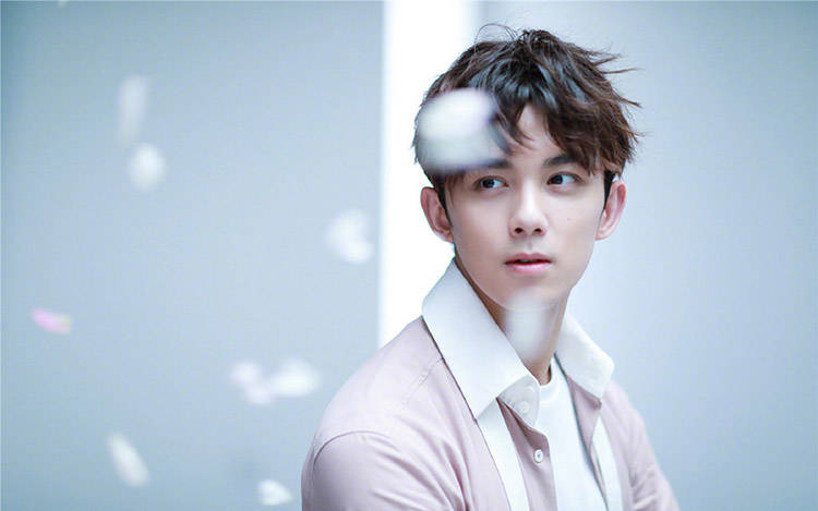 吴磊演绎的未来视界,电视剧中的高科技产品体验之旅